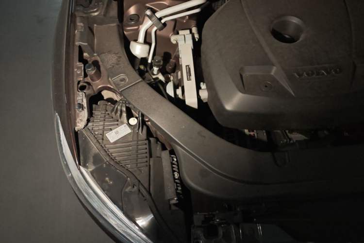 Used Volvo XC60 2019 T5 4x4 Smart Edition China VI Standard Engine Bay Right