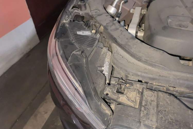 Used Volvo XC60 2019 T5 4x4 Smart Edition China VI Standard Engine Bay Right