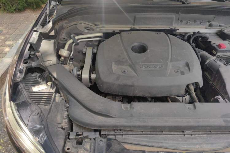 Used Volvo XC60 2019 T5 4x4 Smart Edition China VI Standard Engine Bay Right