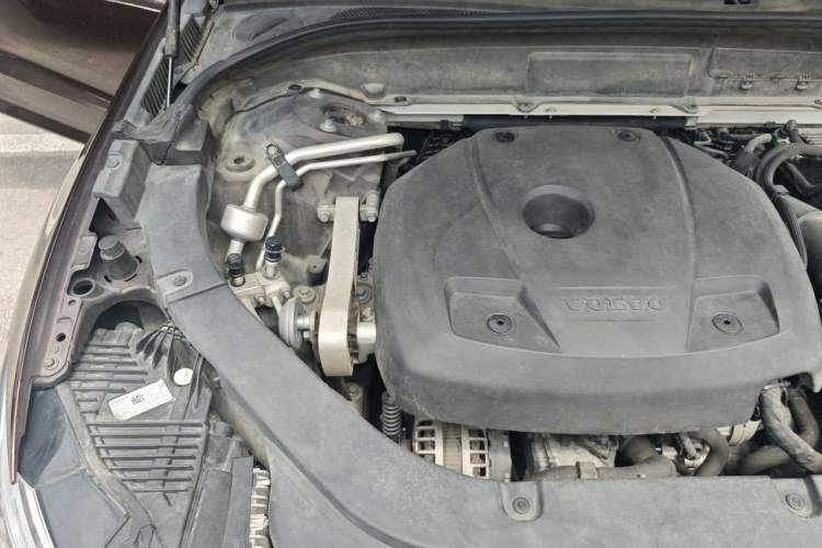 Used Volvo XC60 2019 T5 4x4 Smart Edition China VI Standard Engine Bay Right