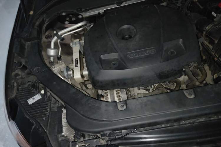 Used Volvo XC60 2019 T5 4x4 Zhiyuan Edition China VI Standard Engine Bay Right