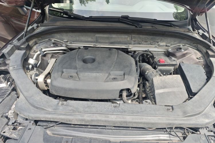 Used Volvo XC60 2019 T5 4x4 Smart Edition China VI Standard Engine Bay
