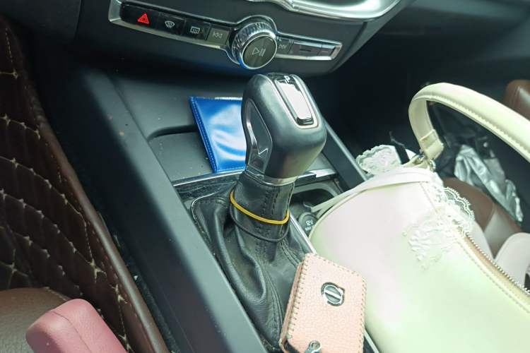 Used Volvo XC60 2019 T5 4x4 Smart Edition China VI Standard Gear Lever