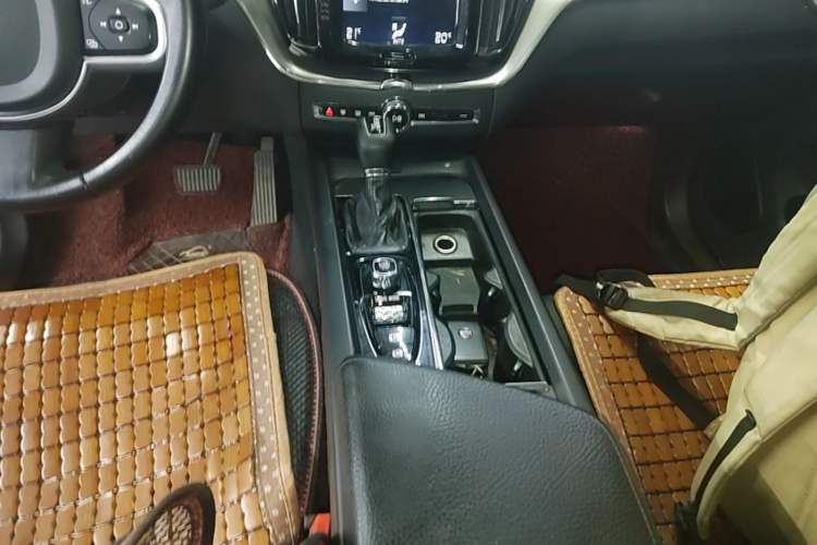 Used Volvo XC60 2019 T5 4x4 Smart Edition China VI Standard Gear Lever