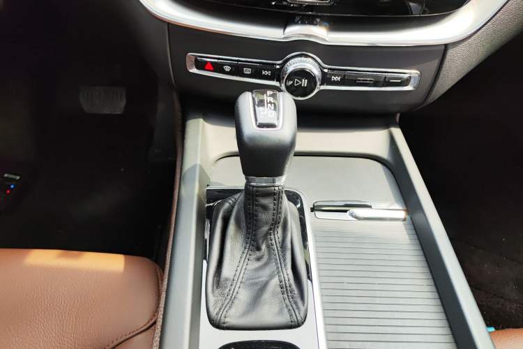 Used Volvo XC60 2019 T5 4x4 Smart Edition China VI Standard Gear Lever
