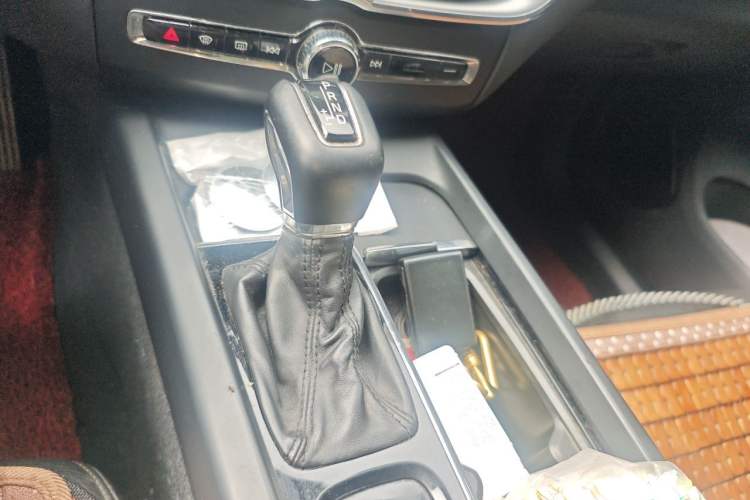 Used Volvo XC60 2019 T5 4x4 Smart Edition China VI Standard Gear Lever