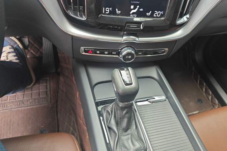 Used Volvo XC60 2019 T5 4x4 Zhiyuan Edition China VI Standard Gear Lever
