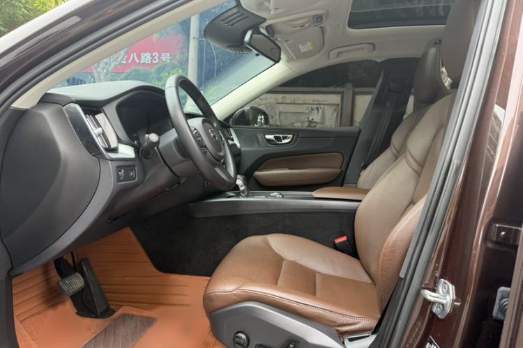 Used Volvo XC60 2019 T5 4x4 Smart Edition China VI Standard Interior 2