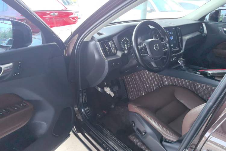 Used Volvo XC60 2019 T5 4x4 Smart Edition China VI Standard Interior 3