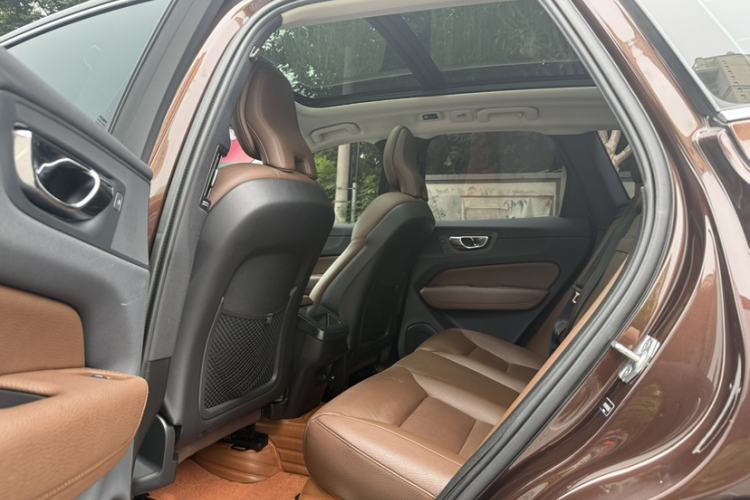 Used Volvo XC60 2019 T5 4x4 Smart Edition China VI Standard Interior 3