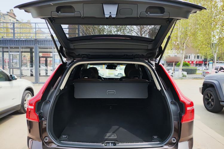 Used Volvo XC60 2019 T5 4x4 Smart Edition China VI Standard Trunk