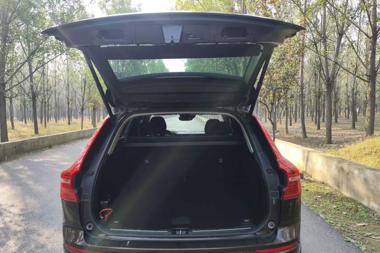 Used Volvo XC60 2019 T5 4x4 Zhiyuan Edition China VI Standard Trunk