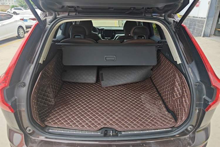 Used Volvo XC60 2019 T5 4x4 Zhiyuan Edition China VI Standard Trunk