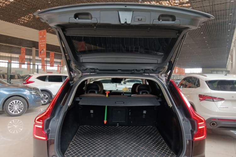 Used Volvo XC60 2019 T5 4x4 Smart Edition China VI Standard Trunk