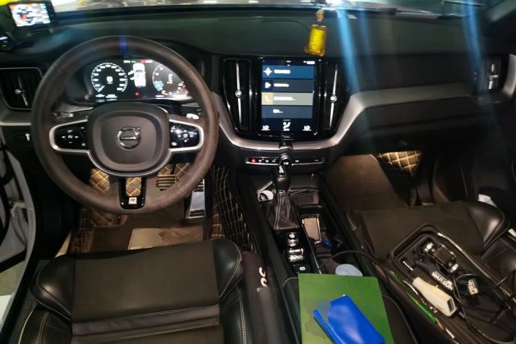 Used Volvo XC60 2019 T5 4x4 Smart & Dynamic Sport Edition China VI Standard Center Console