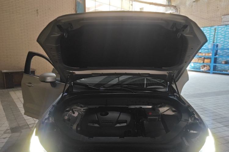 Used Volvo XC60 2019 T5 4x4 Smart Edition China VI Standard Engine Bay