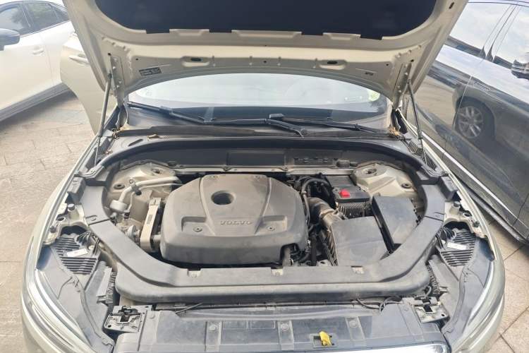 Used Volvo XC60 2019 T5 4x4 Smart Edition China V Standard Engine Bay