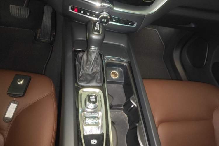 Used Volvo XC60 2019 T5 4x4 Smart Edition China VI Standard Gear Lever