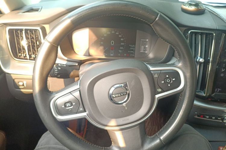 Used Volvo XC60 2019 T5 4x4 Smart Edition China V Standard Steering Wheel