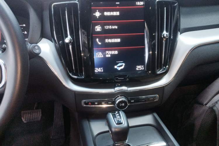 Used Volvo XC60 2019 T5 4x4 Smart Edition China VI Standard Audio And AC Panel