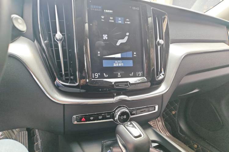Used Volvo XC60 2019 T5 4x4 Zhiyuan Edition China VI Standard Audio And AC Panel