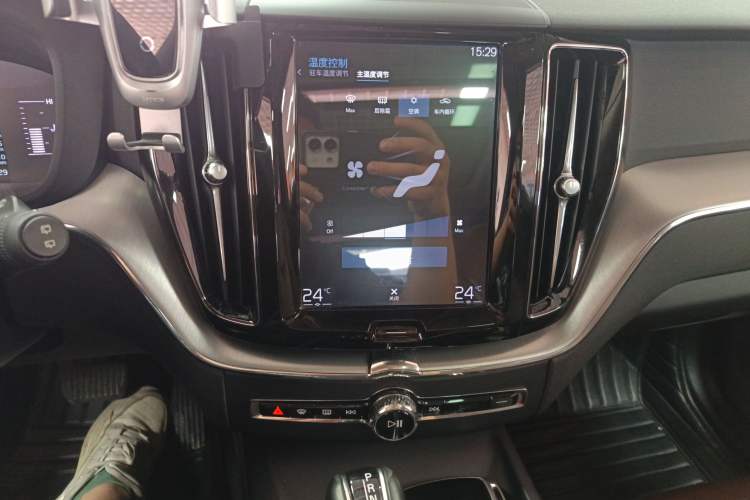 Used Volvo XC60 2019 T5 4x4 Smart Edition China VI Standard Audio And AC Panel