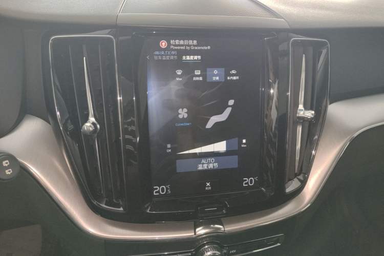 Used Volvo XC60 2019 T5 4x4 Smart Edition China VI Standard Audio And AC Panel