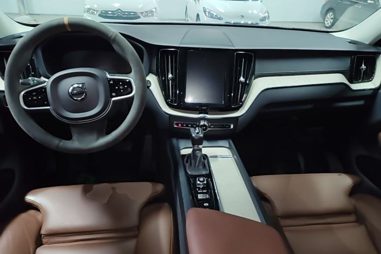 Used Volvo XC60 2019 T5 4x4 Zhiya Luxury Edition China VI Standard Center Console