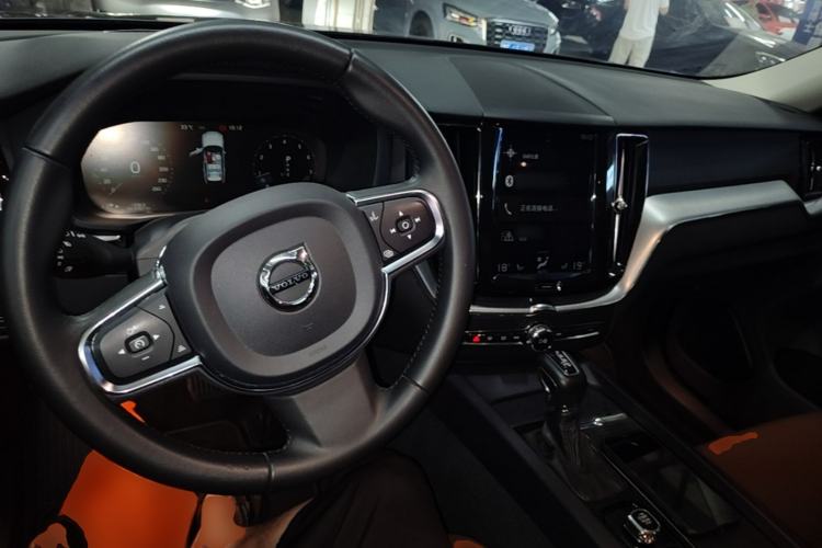 Used Volvo XC60 2019 T5 4x4 Zhiyuan Edition China VI Standard Center Console