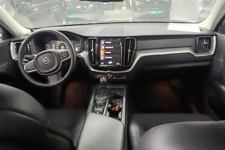 Used Volvo XC60 2019 T4 Zhiyi Edition China VI Center Console
