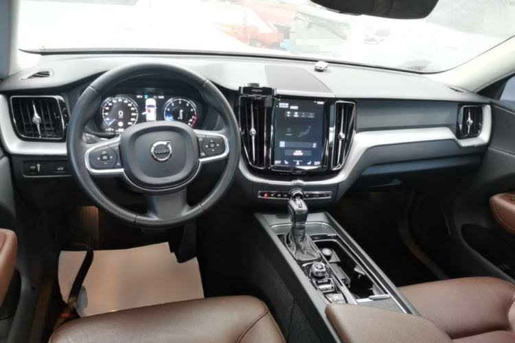Used Volvo XC60 2019 T5 4x4 Zhiyuan Edition China VI Standard Center Console