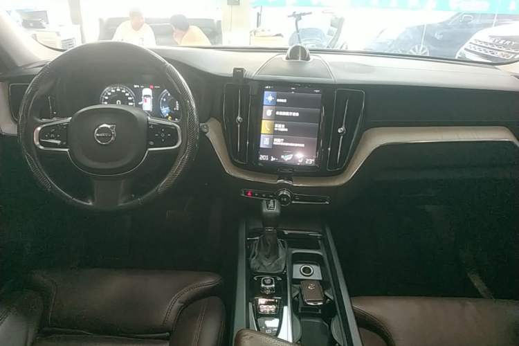 Used Volvo XC60 2019 T5 4x4 Zhiya Luxury Edition China VI Standard Center Console