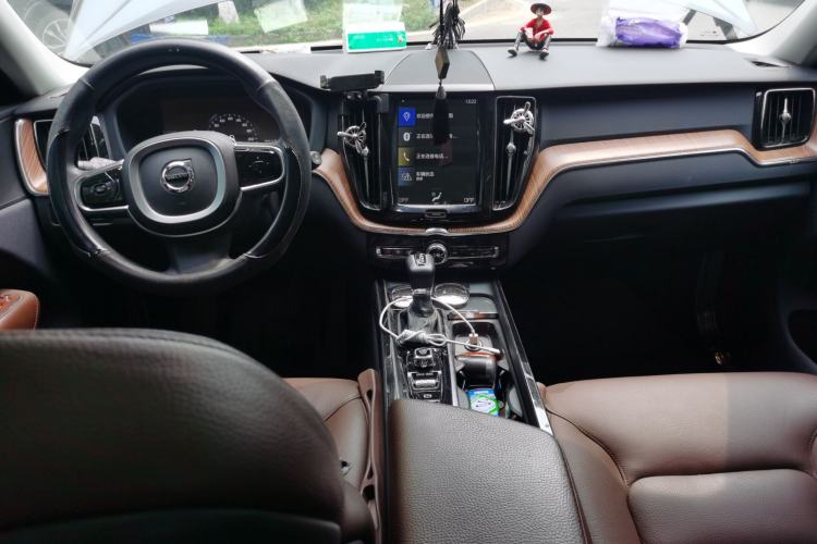 Used Volvo XC60  Center Console