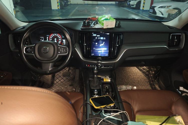 Used Volvo XC60 2019 T4 Zhiyi Edition China VI Center Console