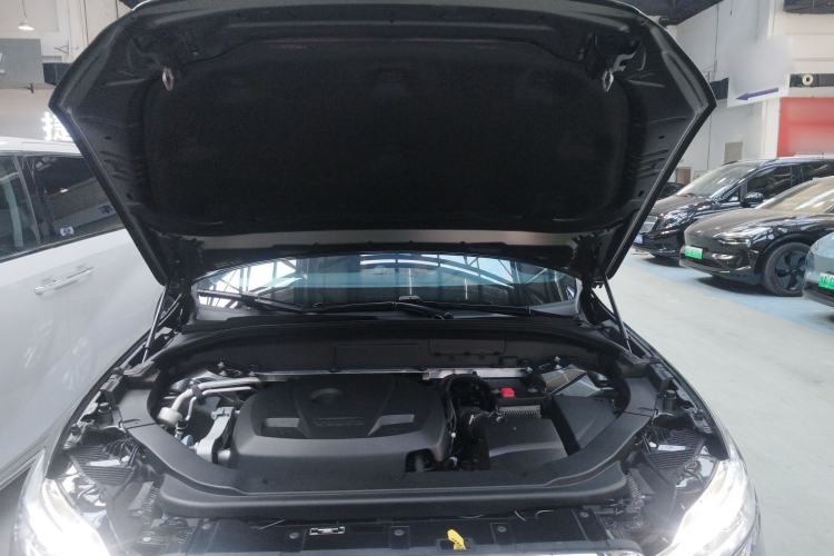 Used Volvo XC60 2019 T5 4x4 Smart Edition China VI Standard Engine Bay