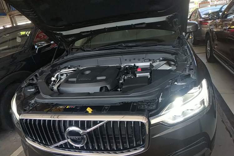Used Volvo XC60 2019 T5 4x4 Zhiyuan Edition China VI Standard Engine Bay