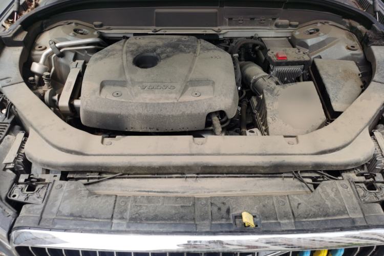 Used Volvo XC60  Engine Bay