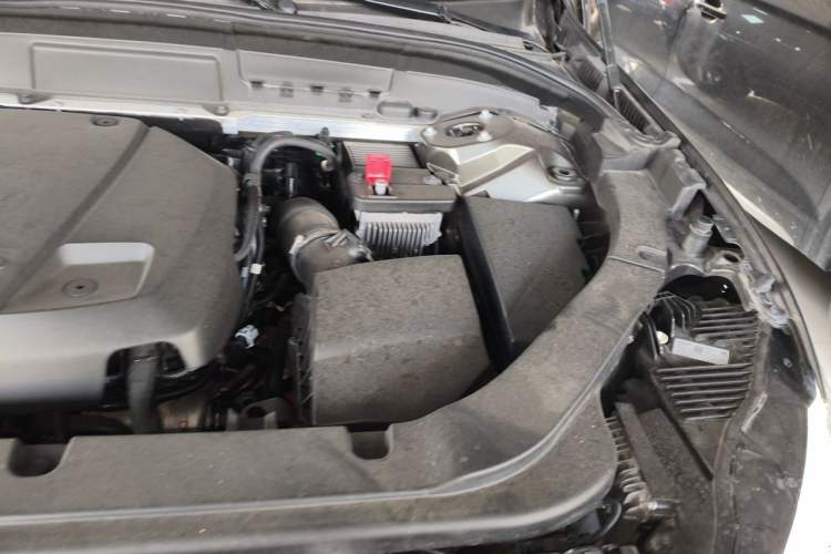 Used Volvo XC60 2019 T5 4x4 Smart Edition China VI Standard Engine Bay Left