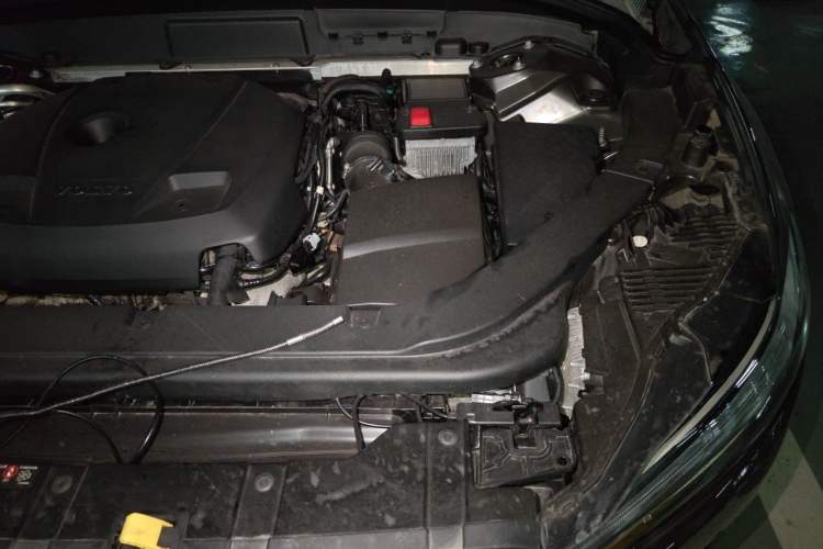 Used Volvo XC60 2019 T5 4x4 Smart Edition China VI Standard Engine Bay Left