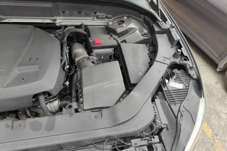 Used Volvo XC60 2019 T5 4x4 Smart Edition China VI Standard Engine Bay Left