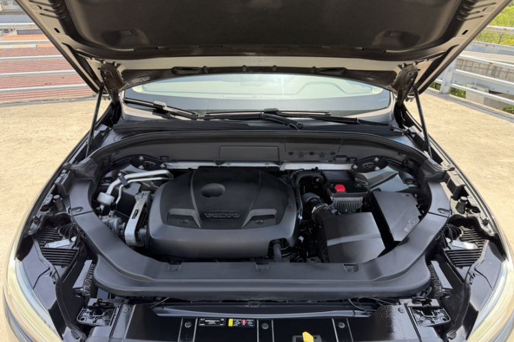 Used Volvo XC60 2019 T5 4x4 Smart Edition China VI Standard Engine Bay