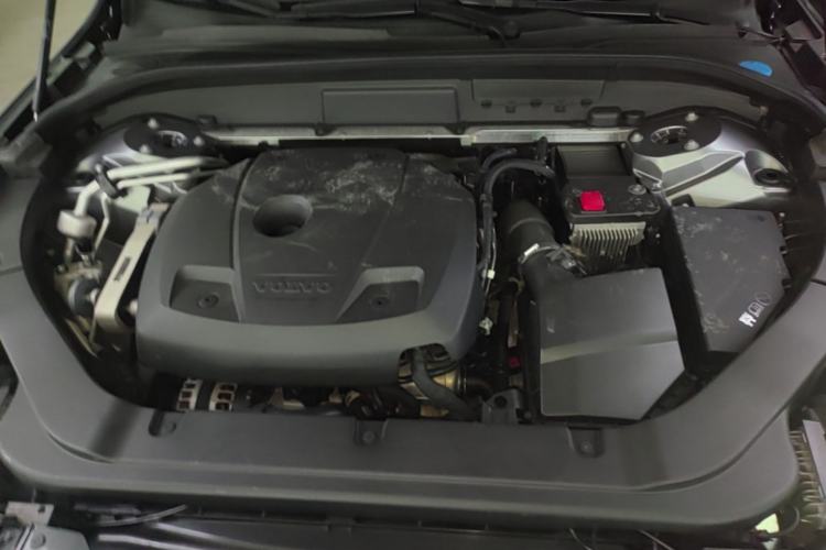 Used Volvo XC60 2019 T5 4x4 Zhiyuan Edition China VI Standard Engine Bay