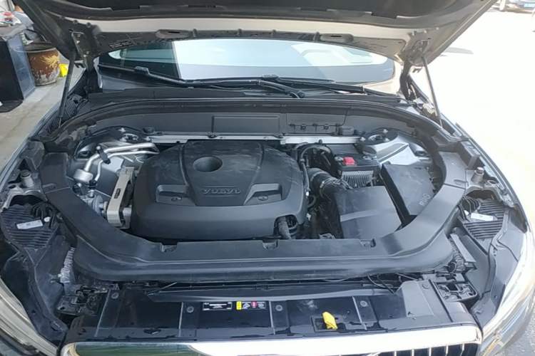 Used Volvo XC60 2019 T5 4x4 Zhiyuan Edition China VI Standard Engine Bay
