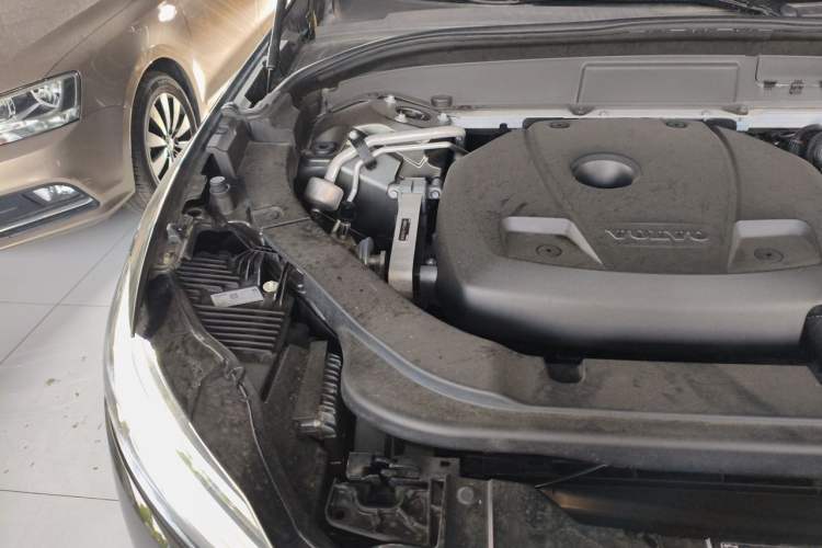 Used Volvo XC60 2019 T5 4x4 Smart Edition China VI Standard Engine Bay Right