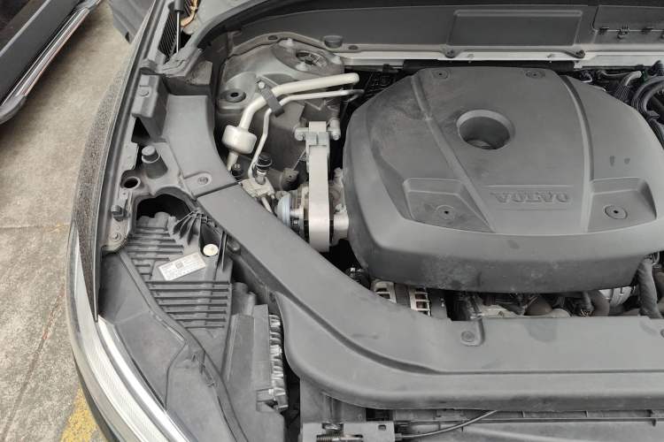 Used Volvo XC60 2019 T5 4x4 Smart Edition China VI Standard Engine Bay Right