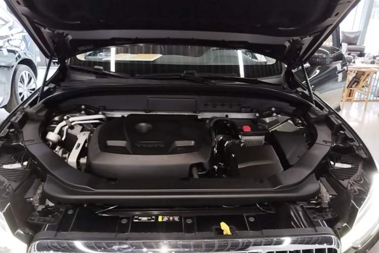 Used Volvo XC60 2019 T5 4x4 Zhiyuan Edition China VI Standard Engine Bay