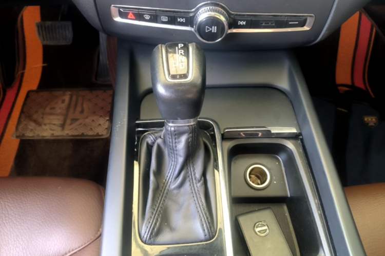 Used Volvo XC60 2019 T5 4x4 Smart Edition China VI Standard Gear Lever