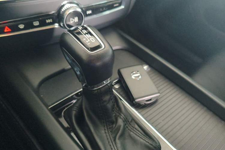 Used Volvo XC60 2019 T5 4x4 Smart Edition China VI Standard Gear Lever