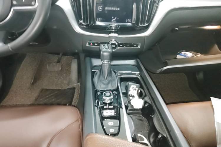 Used Volvo XC60 2019 T5 4x4 Smart Edition China VI Standard Gear Lever