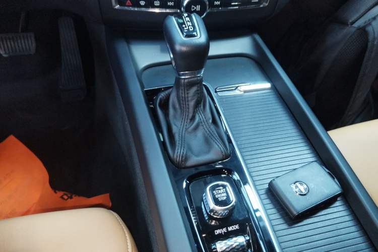 Used Volvo XC60 2019 T5 4x4 Smart Edition China VI Standard Gear Lever
